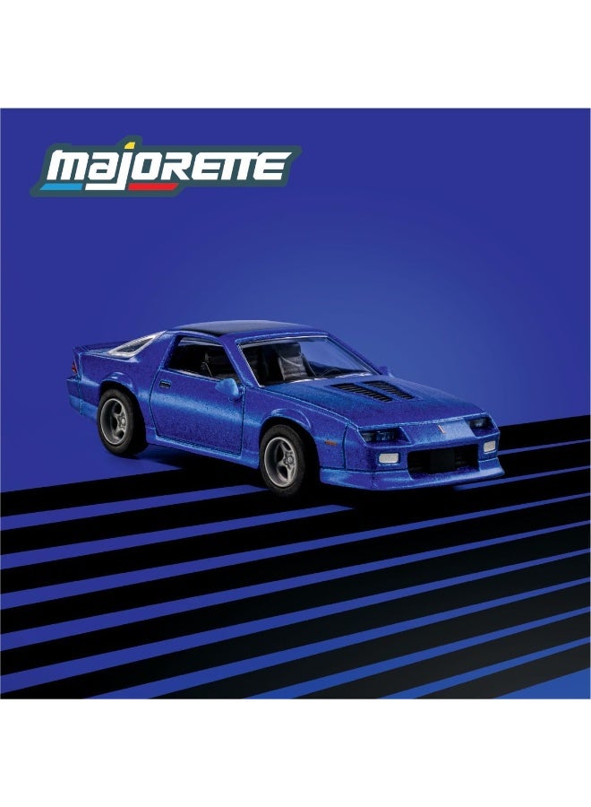 Majorette مجموعة سيارات ماجوريت 1985 شيفروليه كامارو - سيارة أيقونية لجمع التذكارات مع هيكل معدني، إطارات مطاطية وعرض، مقياس 1:64، للأعمار 14 وما فوق، الموجة 1 - Image 2